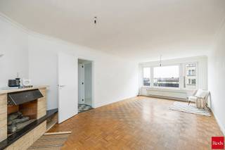 <p>Dit lichtrijke tweeslaapkamerappartement met autostaanplaats is ideaal voor wie op zoek is naar een comfortabel en betaalbaar appartement op een centrale ligging. Dankzij de directe nabijheid van openbaar vervoer, winkels, scholen en de E19 geniet u hier van een uitstekende bereikbaarheid en alle voorzieningen binnen handbereik.<br /><br />Gelegen op de tweede verdieping van een verzorgd gebouw met lift, omvat het appartement een inkomhal, een keuken uitgerust met een nieuw kookvuur en oven, en een aangename leefruimte met parketvloer, authentieke schouw en dubbele deur, wat zorgt voor extra charme en karakter. Verder zijn er twee volwaardige slaapkamers, een badkamer met bad-/douchecombinatie en wastafel, en een afzonderlijk toilet.<br /><br />Het appartement is instapklaar en heeft een gunstig EPC B (117 kWh/m²) en een conforme elektrische installatie.<br />Tot slot beschikt het appartement over een privatieve kelderberging. De autostaanplaats in de ondergrondse garage is mee aan te kopen voor €20.000.<br /><br />Interesse? Contacteer Nico voor een bezoek via 0478 012 012 of Nico@reds.be.</p>