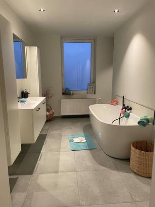 Deze volledig geschilderde woning (2023) beschikt over een ventilatiesysteem D, conforme elektrische keuring en een EPC-label A (75 kWh/m²)...