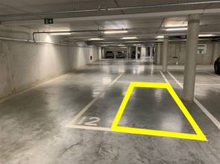 <p><span>Ondergrondse autostaanplaats, geschikt voor kleine auto of moto. Nieuwe, nog uit te voeren belijning, ter indicatie aangeduid in het geel. </span></p><p><span>De plaats wordt kleiner om de draaicirkel van de wagens in de ondergrondse parking te garanderen. Vandaar dat deze plaats goedkoop geprijsd is en dat ze uitermate geschikt is voor het stallen van een moto of een kleine wagen. Interesse? Maak snel een afspraak om eens te gaan kijken en kom niet TE LAET! </span></p>