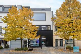 Te koop in centrum DendermondePerfect gelegen handelszaak/kantoor met erboven een prachtig 4 slaapkamer-appartement.Gelijkvloers vind je een unieke...