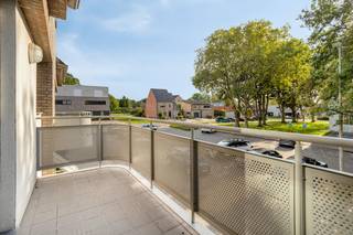 Welkom op Hoogveld 22 bus 1 te Heusden-Zolder, hier vindt u dit verrassend ruime appartement uit het bouwjaar 2002. Met een bewoonbare oppervlakte van 100 vierkante meter, een praktische indeling en een gunstig energielabel B, biedt deze woning alle modern comfort.<br /><br />Indeling van de woning:<br />Bij het binnentreden van het appartement komt u terecht in de inkomhal met een apart toilet. Vanuit de hal stapt u in de gezellige leefruimte met een open keuken. Aansluitend aan de leefruimte bevindt zich het aangename terras, waar u heerlijk kunt ontspannen.<br /><br />Op de eerste verdieping bevinden zich twee volwaardige slaapkamers en een net onderhouden badkamer.<br /><br />Via de vaste trap bereikt u de tweede verdieping. Hier bevindt zich de derde ruime slaapkamer, samen met een zeer praktische aparte opbergruimte.<br /><br />In de kelderverdieping beschikt u bovendien over een privatieve berging, ideaal voor het stockeren van extra spullen.<br /><br />Parkeergelegenheid:<br />Hoewel er geen privatieve parkeerplaats bij het appartement hoort, ligt er direct voor het gebouw een zeer grote openbare parking waar u gratis gebruik van kunt maken. Door de ruime hoeveelheid parkeerplaatsen is er altijd een plekje vrij vlak voor de deur.<br /><br />Locatie en omgeving:<br />Het pand is uitstekend gelegen in de gezellige en rustige buurt Boekt (Heusden-Zolder). In de directe nabijheid vindt u diverse faciliteiten zoals scholen, supermarkten, lokale winkels en sportvoorzieningen. Bovendien geniet u van een uitstekende bereikbaarheid: de op- en afritten van de snelweg bevinden zich op slechts enkele minuten rijden, wat zorgt voor een vlotte verbinding naar omliggende steden.<br /><br />Troeven op een rij:<br />- Bewoonbare oppervlakte van 100 vierkante meter<br />- Drie volwaardige slaapkamers<br />- Energiezuinig met energielabel B (143 kilowattuur per vierkante meter per jaar)<br />- Gezellig terras aan de leefruimte<br />- Privé kelderberging<br />- Altijd gratis parkeergelegenheid voor de deur<br />- Vlak bij faciliteiten en belangrijke invoerwegen<br /><br />Wens je deze woning zelf te ontdekken? Neem dan snel contact op voor een bezichtiging!<br /><br />Bestuursmaatregelen in het maatregelenregister: nee