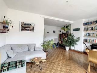 Dit gezellige één-slaapkamerappartement is gelegen in de Hertstraat 47, op een uitstekende locatie dicht bij Gent Zuid en het bruisende centrum van Gent. De ligging garandeert een vlotte verbinding met het openbaar vervoer, winkels en horeca.Het appartement heeft een leuke en praktische indeling met een ruime living en een eveneens ruime slaapkamer. Aan de keuken bevindt zich een gezellig terras, de perfecte plek om van een kopje koffie te genieten.Indeling van het appartement: inkomhal met apart toilet - ruime lichtrijke leefruimte met zicht op de Sint-Pietersabdij - keuken - balkon - ruime slaapkamer - aansluitend de badkamer met douche en lavabo - kelderbergingBeschikbaar vanaf 01/03/2026
