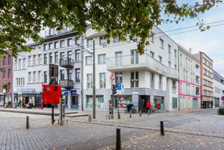 Ontdek dit energiezuinig appartement (EPC A – score 84) in de Lange Beeldekensstraat, op wandelafstand van het Centraal Station en Park Spoor Noord. Het bevindt zich op de eerste verdieping van een modern gebouw (2013) met lift en slechts één appartement per verdieping.<br /><br />Binnen geniet je van een ruime leefruimte met open keuken, warme parketvloeren en betonnen plafonds die een hedendaags loftgevoel creëren. De leefruimte geeft uit op een zonnig terras van 10 m². Verder zijn er een vernieuwde badkamer, apart toilet, berging, airco en videofoon.<br /><br />Momenteel ingedeeld met twee slaapkamers, eenvoudig terug te brengen naar drie. Mogelijkheid tot aankoop van autostaanplaats (€30.000). Centrale, levendige ligging met vlotte verbindingen.