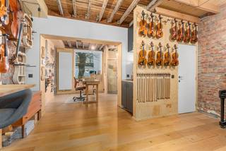 Historisch pand met atelier en woonst – ideaal voor ambachtslieden of creatieve ondernemers.Op een toplocatie op 500 meter van het centrum vind je...