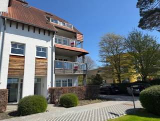 INDELINGInkomhal ca. 10 m² - grote grijze keramische tegelvloerGastentoilet ca. 1 m² - grote grijze keramische tegelvloer - handenwasserLiving ca. 47...