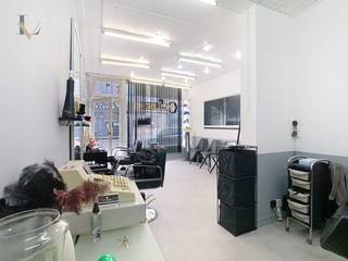 Opbrengsteigendom met handelsgelijkvloers en twee appartementen te koop, gelegen op een gunstige locatie te Berchem (Driekoningenstraat 100).Het pand...