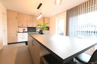 BIJ INTERESSE AUB UITSLUITEND REAGEREN VIA = https://immogoffin.mijnhuurprofiel.be/property/ec8cbd37-08bf-40ce-9953-9d6136123bc6<br /><br />Dit knap afgewerkt gelijkvloers appartement met een bewoonbare oppervlakte van 87,57 m² (netto, plan) is gelegen in deze kleinschalige residentie, langs de Groenstraat ter hoogte van nummer 76. Op een tweetal minuutjes rijden treft men het centrum van Hoeselt, op een vijftal minuutjes rijden komt men al in het centrum van Bilzen. De oprit van de autosnelweg ligt slechts op een tweetal kilometer, zodat omliggende steden zoals Hasselt, Tongeren,.. vlot bereikbaar zijn. <br /><br />Deze stijlvolle residentie met prachtige gevel is gebouwd in 2021 en omvat slechts vier appartementen, zodat het hier aangenaam en rustig is om wonen. Bij oprichting van het gebouw werd de nodige aandacht geschonken aan energiezuinigheid, met een EPC waarde van slechts 53 kWh/(m²jaar) - label A. De geslaagde indeling, de degelijke, smaakvolle afwerking en het ruime terras met afgesloten tuintje, zorgen ervoor dat dit appartement zich onderscheidt van eender welk ander aanbod in deze mooie gemeente. <br /><br />Indeling:<br />inkom met gastentoilet, 2 slaapkamers, badkamer met douche, badkamermeubel en voldoende bergruimte, ruime leefruimte met knap afgewerkte open keuken met alle nodige toestellen zoals combi-oven, frigo, diepvries, vaatwasser, kookplaat en groot kookeiland en berging met voorzieningen voor wasplaats en CV. Vanuit de keuken toegang naar het ruime terras en het onderhoudsvriendelijke tuintje<br /><br />Buiten: achteraan: carport met daarachter een afsluitbare berging met meer dan voldoende ruimte voor het stallen van fietsen en andere materialen <br />Vooraan: één open autostandplaats <br /><br />Dit degelijke appartement is volledig voorzien van lichtarmaturen, raamdecoratie en verlichting, zodat de geschikte huurder hier goed ontvangen zal worden en snel zijn nieuwe thuis van kan maken en zal zeker interessant zijn voor wie graag ruim, mooi en comfortabel wil wonen, in een gemoedelijke gemeente zoals Hoeselt, centraal gelegen met alles wat men nodig heeft vlakbij, en met vlotte toegang tot omliggende steden zoals Hasselt, Bilzen, Tongeren,..<br /><br /><br />MOGELIJK VRIJ VANAF 01/03/2026 - GEEN GEMEENSCHAPPELIJKE ONKOSTEN !