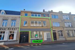 In het centrum van Poperinge, én op een boogscheut van klein- en groothandel, bevindt zich deze lichtrijke en pas gerenoveerde woning met...