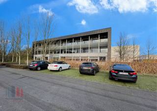 Instapklare kantoorruimte met een oppervlakte van 363 m² te huur op amper 750 m van de Knokkebaan met een onmiddellijke verbinding naar het op-...
