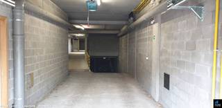À vendre place de parking dans la rue Piers de Raveschoot à Knokke avec possibilité de sortie à pied vers la rue Lippens.<br />Vous trouverez le plan en pièce jointe. Chaque proposition correcte sera soumise et évaluée en profondeur.<br /><br /><br /><br /><span><strong>Offre sous conditions ; Voir www.more.be, "pièces jointes" et sous réserve de disponibilité.</strong></span>