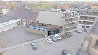 Gelegen op de markt van Staden, met een vlotte bereikbaarheid en ruime parkeermogelijkheden in de directe omgeving, bevindt zich dit veelzijdige kantoor.<br /><br />Dit voormalige CM-kantoor biedt tal van mogelijkheden voor diverse professionele activiteiten. Bij het betreden van het pand komt u terecht in een aangename ontvangstruimte, ideaal om klanten of bezoekers te verwelkomen. Aansluitend bevindt zich een afzonderlijk bureel dat perfect kan dienen als privéwerkruimte of extra kantoorruimte.<br /><br />Verder beschikt het pand over een apart toilet, een privé koertje en een praktisch keukentje, wat bijdraagt aan het dagelijks comfort. Tot slot is er nog een ruime vergaderzaal aanwezig, uitermate geschikt voor meetings, presentaties of teamoverleg.<br /><br />Kortom, een functioneel en flexibel in te richten kantoor op een centrale ligging.<br /><br />