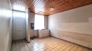Te Renoveren Starterswoning of OpbrengsteigendomDeze woning biedt heel wat potentieel voor handige starters of investeerders!Indeling: een woonkamer,...