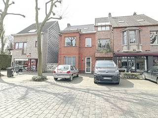 De gelijkvloerse studio gelegen in de Theo Verellenlaan beschikt over de volgende indeling: leefruimte/slaapkamer, keuken en badkamer...