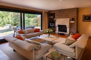 In de www.dokterlauwersstraat5.be (url kopiëren en plakken indien doorklikken niet lukt) in Kortrijk stellen we jou graag deze eigendom voor.  De woning werd in 1979 gebouwd op een mooi perceel in de residentiële wijk 'Hoog Mosscher". Hier wordt bereikbaarheid gecombineerd met klasse. Met de fiets naar school, met de auto zo op de R8 en de E17. En dit zonder er naast te moeten wonen.  De eigendom kan dadelijk onder handen genomen worden of je woont er eerst om de volumes aan te voelen. Aan jou de keuze!  <br /><br />HOMERUN: Op zaterdag 19 september ben je van harte welkom op de Homerun van deze woning. Via www.dokterlauwersstraat5.be kan je een afspraak inplannen. Eveneens via de website verneem je veel meer, zoals een uitgebreide omschrijving, foto's, 360° rondgang, documenten, …  <br /><br />KICK-OFF PRIJS: De vermelde prijs is een Kick-Off prijs waarop een eenmalig bod kan uitgebracht worden (zowel boven als onder de Kick-Off prijs). Dankzij het kwaliteitslabel van Henry Houser ben je zeker dat de biedingen correct verlopen zonder dat er een opbodspel gehouden wordt! Over de transparante procedure is alles te lezen op de website van de woning.  <br /><br />Groeten, Hendrik van Henry Houser