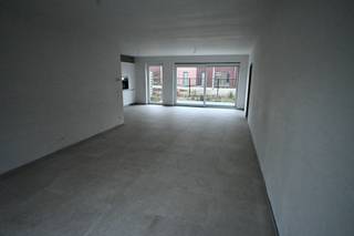 Ruime Nieuwbouwwoning met 3 slaapkamers ! Inkom , apart toilet , woonkamer met open keuken , berging ,  inpandige garage .Verdiep : Nachthal , 3...