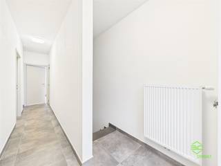 <p><span>In een zijstraat van de expresweg N80 en de N3, op een zeer centrale locatie, vinden we deze instapklare gezinswoning terug. </span></p><p><span>Op minder dan 1km kan het centrum van Sint-Truiden bereikt worden. Hier vinden we een ruim aanbod aan winkels, supermarkten, horeca, scholen, enz. </span></p><p><span>Ook Tienen, Hannuit en Hasselt zijn van hieruit gemakkelijk bereikbaar. </span></p><p><span> </span></p><p><span>De woning werd enkele jaren geleden pas volledig afgewerkt waardoor alle materialen nog praktisch nieuw zijn. </span></p><p><span>De elektriciteit is conform gekeurd, type D-ventilatiesysteem is aanwezig en de verwarming gebeurd door een recente aardgasketel. </span></p><p><span> </span></p><p><span>De woning is onderdeel van een kleinschalige residentie en deelt aan de achterkant mee in een ruime tuin. Op straatniveau betreden we de woning via de nachthal. Hier vinden we 3 slaapkamers, een kleine berging en de badkamer. Deze is voorzien van een ruime inloopdouche, een meubel met dubbele lavabo en een toilet. </span></p><p><span>Een verdieping lager werd er een zeer ruime woonkamer met aansluitende open keuken ondergebracht. Via het grote schuifraam is er toegang tot het terras. De keuken beschikt over een ziteiland en alle nodige toestellen. Naast de keuken bevindt zich de wasplaats met aansluiting voor de wasmachine en ook een apart toilet. </span></p><p><span> </span></p><p><span>Op het ruime terras is het vanaf ’s middags tot ondergang genieten van de zon. Er is hier een prachtig uitzicht op de tuin. </span></p><p><span>Voor de woning vinden we nog een private carport. Bezoekers kunnen zeer gemakkelijk parkeren voor de residentie.</span></p><p><span> </span></p><p><span>Pluspunten:</span></p><p><span>- topligging</span></p><p><span>- praktische indeling</span></p><p><span>- ruim terras</span></p><p><span> </span></p><p><span>De vermelde bewoonbare oppervlakte is de netto-oppervlakte van de woning.</span></p>