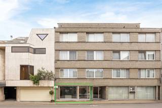 <p><span>Commercial ground floor space of approx. 100 m²</span><span> with a </span><span>large storefront</span><span> for sale in downtown Burcht.<br /><br />This property, with a prime commercial location, offers you many advantages for growing your own business!<br />Centrally located and </span><span>easily accessible</span><span> from the main access roads. </span><span>Free public parking</span><span> is </span><span> also </span><span> nearby.<br /><br />Currently set up as a hair salon with separate treatment rooms for beauty treatments and massages.<br />The </span><span>flexible, open layout</span><span> allows you to make your own choices, so you can design the space entirely to your liking based on the needs of your business.<br />Not </span><span>a hair salon or beauty salon</span><span>, but looking for an </span><span>office? A practice space?</span><span> Want to practice</span><span> your </span><span>independent profession</span><span> in a highly visible location? Come see the many possibilities for yourself!</span><span><br /><br />Layout</span></p><p><span>Ground-floor commercial space</span></p><p><span>- Total area of approx. 100 m², </span><span>flexible layout to suit your needs</span></p><p><span>- Separate restroom</span></p><p><span>- Kitchenette</span></p><p><span>- Storage room with connections for a washer/dryer</span></p><p><span>Highlights</span></p><p><span>- Large storefront</span></p><p><span>- Prime location on Dorpstraat</span></p><p><span>- Free parking nearby</span></p><p><span>- Flexible floor plan possible</span></p><p><span>- Low annual common area fees</span></p><p><span>- EPC rating B</span></p><p><span>Are you interested in this ground-floor commercial space for sale in Burcht, looking for other real estate, an investment, or would you like to know the value of your property? Then you’ve come to the right place at BOLT immo! We’d be happy to help you.</span></p><p><span> </span></p>