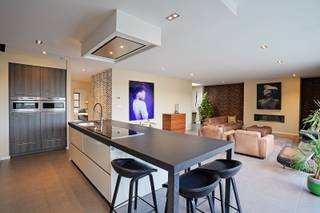 Dit prachtig appartement combineert comfort, stijl en een uitstekende ligging. Gelegen in een verzorgd gebouw met een tramhalte vlak voor de...