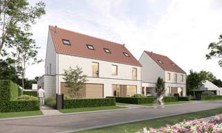 <ul>
<li>Landelijke ligging</li>
<li>Hedendaagse architectuur</li>
<li>L1, 4 en 5 voorzien van inpandige garage</li>
<li>L1, 2 en 3 mogelijkheid tot inrichten zolderverdieping</li>
<li>6% btw mogelijk bij L3, 4 en 5</li>
</ul>
<br /><strong>OMGEVING</strong><br />In de Mosseveldstraat in Berlare woon je in een rustige, residentiële buurt die tegelijk vlot bereikbaar is. De ligging biedt een aangename balans tussen landelijk wonen en goede verbindingen: je bevindt je op korte afstand van het centrum van Berlare, terwijl steden zoals Dendermonde, Aalst en Gent vlot bereikbaar zijn via de nabijgelegen hoofdwegen.<br />De omgeving staat bekend om haar groene karakter. Op wandel- of fietsafstand vind je tal van natuur- en recreatiegebieden, waaronder het Donkmeer en de omliggende wandelpaden. Ideaal voor wie houdt van buitenleven en ontspanning.<br /> <br /><strong>INDELING</strong><br />Iedere woning geniet van een uitnodigende inkomhal voorzien van gastentoilet. Van hieruit is doorgang naar de aangename leefruimte met open keuken met uitzicht op de zongerichte tuinen. Lot 1, 4 en 5 genieten van een inpandige garage met extra opbergruimte. Lot 2 en 3 zijn voorzien van een aparte berging.<br /><br />Verder is op iedere verdieping ruimte voor drie slaapkamers, een volwaardige badkamer uitgerust met ligbad, inloopdouche en dubbele lavabo. Een apart toilet is voorzien op de nachthal. Lot 4 en 5 zijn voorzien van een extra berging op de verdieping.<br /><br />Bij lot 1, 2 en 3 is er een mogelijkheid tot het inrichten van de zolderverdieping naar een volwaardige slaapkamer of hobbyruimte.<br />Kortom; iedere woning is voorzien op comfortabel wonen met voldoende ruimte en mogelijkheid!<br /><br /><strong>E-PEIL 30</strong><br />De woningen zijn uitgerust met vloerverwarming op zowel het gelijkvloers als de eerste verdieping, aangestuurd door een energiezuinige warmtepomp. Het ventilatiesysteem C en de zonnepanelen zorgen ervoor dat het E-peil van 30 wordt behaald, wat bijdraagt aan een energiezuinige en milieuvriendelijke woonomgeving.<br /><br />Wil je jouw toekomstige woning ontdekken? Bel ons op 09 394 67 95 of mail naar info@potrell.be voor meer info of een afspraak!<br /><br />WONING OP MAAT | JOUW WONING, JOUW STIJL<br />Maak van deze woning jouw droomhuis op maat! Voeg je eigen smaak en persoonlijkheid