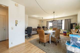Ben je op zoek naar een comfortabel en ruim appartement in een rustige, doch centrale ligging? Dan is dit pand op de eerste verdieping (zonder...