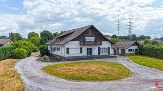 Bij ImmoFusion 7/7 “open huis”: klik op onze 3D-TOUR.<br />Ervaar vastgoed alsof je er zelf doorloopt!<br /><br />Welkom op de Beverlosesteenweg 408 in Beringen: een uitzonderlijk ruime en volledig instapklare woning met maar liefst 6 slaapkamers, 2 badkamers, garage voor 3 wagens én gelegen op een omheind perceel van maar liefst 2669m²! <br /><br />Deze eigendom biedt naast de royale woonoppervlakte van 420m² ook tal van mogelijkheden zoals dubbele bewoning of het creëren van een praktijkruimte aan huis. Mits goedkeuring van de gemeente is verkaveling zelfs mogelijk.<br /><br />Bij binnenkomst word je verwelkomd door een zeer ruime inkomhal die meteen de toon zet van de openheid en het comfort dat deze woning te bieden heeft. Er is voldoende ruimte voor vestiaire en het verwelkomt je in stijl.<br /><br />De leefruimte is een echte eyecatcher: deze zeer ruime living werd samen met de eetruimte en keuken volledig vernieuwd in 2015. Dankzij de open indeling vloeien deze ruimtes mooi in elkaar over, wat zorgt voor een moderne en gezellige sfeer. <br /><br />De eetkamer verbindt de keuken en woonkamer en geniet van veel natuurlijk lichtinval – perfect voor gezellige etentjes of familiebijeenkomsten.<br /><br />De keuken is ruim en praktisch ingedeeld met voldoende ruimte voor een eettafel. Volledig vernieuwd in 2015, uitgerust met moderne toestellen en veel kastruimte, vormt dit het hart van het huis.<br /><br />Verder beschikt deze woning over 6 slaapkamers – waarvan 3 op het gelijkvloers en 3 op de bovenverdieping – ideaal voor grote gezinnen, co-housing of thuiswerk.<br /><br />De woning telt ook 2 comfortabele badkamers, elk met bad, douche en dubbele lavabo. Er is een toilet op elke badkamer – zowel boven als beneden.<br /><br />Buiten geniet je van een enorme, volledig omheinde tuin. Met een perceeloppervlakte van 2669m² biedt dit alle ruimte om te ontspannen, te tuinieren of voor kinderen en huisdieren om veilig te spelen.<br /><br />De garage biedt plaats voor 3 wagens en er is bovendien voldoende parkeergelegenheid op eigen terrein.<br /><br />Wat deze eigendom écht uniek maakt is de opdeling in 2 aparte woonheden met aparte ingangen – ideaal voor een kangoeroewoning.<br /><br />Tot slot is de ligging uitstekend: centraal en vlot bereikbaar, met winkels, scholen en invalswegen in de nabijheid.<br /><br />Pluspunten:<br />- Volledig instapklaar<br />- 6 ruime slaapkamers<br />- 2 vernieuwde badkamers (met bad en douche)<br />- Garage voor 3 auto's<br />- Perceel van 2669m² – volledig omheind<br />- Woningoppervlakte van 420m²<br />- Mogelijkheid tot dubbele bewoning of praktijkruimte<br />- Verkavelbaar perceel (mits toestemming gemeente)<br />- Centrale ligging met uitstekende bereikbaarheid<br /><br />Voor een bezichtiging ter plaatse of meer info, bel ons op 078/78.78.70, of kom gewoon binnen op ons kantoor – steeds welkom!