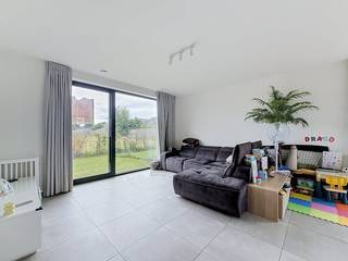 Dit nieuwbouw huis te huur met 3 slaapkamers is een BEN-woning en is voorzien van een ruime tuin. Deze woning biedt een perfecte combinatie van modern design en comfortabel wonen. Met 3 slaapkamers en energiezuinige woning.<br /><br />INDELING:<br />Gelijkvloers:<br />inkomhal, berging, gastentoilet, lichtrijke leefruimte, open keuken, berging, grote tuin met terras<br /><br />Eerste verdieping:<br />slaapkamer 1, slaapkamer 2, slaapkamer 3, badkamer voorzien van ligbad, inloopdouche en lavabo, toilet<br /><br />TROEVEN:<br />+ nieuwbouwwoning in een rustige wijk<br />+ energiezuinige woning met 8 zonnepanelen<br />+ regenput (10.000L) aangesloten aan toilet, wasmachine en buitenkraan<br />+ lichtrijke ruimtes<br />+ leuke groenzone voorzien in de wijk<br />+ grote, zonnige tuin<br />+ carport met bijhorende berging<br /><br />De snelste manier om een bezoek te brengen aan deze woning? Vraag je bezoek aan via de rode knop op onze website (www.dewaele.com) en je wordt gecontacteerd door onze makelaar. Telefonisch kunnen er geen afspraken gemaakt worden. Bij andere vragen kun je ons telefonisch contacteren via 056 605 605.