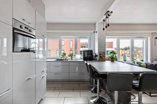 Dit gerieflijk, licht en ruim duplex-appartement is gelegen pal in het centrum van Putte, met winkels, scholen en openbaar vervoer in de...