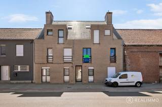 <p><strong>Ligging</strong><br />Dit <strong>instapklare </strong>appartement met garage, autostaanplaats en een schitterend terras is gelegen in Sint-Baafs-Vijve (Wielsbeke). Dankzij de uitstekende ligging bevinden horeca, winkels, openbaar vervoer en andere dagelijkse voorzieningen zich op wandelafstand. Een ideale locatie voor wie <strong>comfortabel en centraal wil wonen</strong>.<br /><br /><strong>Indeling</strong><br />Het appartement bevindt zich op de eerste verdieping en omvat een inkomhal met gastentoilet, een aangename leefruimte met volledig ingerichte keuken en een aansluitende praktische wasplaats/berging. De keuken is uitgerust met een vaatwasser, oven, kookplaat en koelkast.<br />Verder beschikt het appartement over <strong>twee slaapkamers</strong>, waarvan één voorzien is van handige inbouwkasten. De badkamer is uitgerust met een ligbad en lavabomeubel.<br />De absolute troef van het appartement is het schitterende terras met zonneluifel. Hier geniet je in alle rust en privacy volop van het buitenleven.<br />Aan de achterzijde bevinden zich de aparte garagebox en autostaanplaats, die <strong>beide inbegrepen zijn in de verkoopprijs</strong>.<br /><br /><strong>Technisch</strong><br />Het appartement beschikt over centrale verwarming op aardgas en heeft <strong>een recent vernieuwde verwarmingsketel</strong>. Met een EPC-label B en een verbruik van 119 kWh/m² geniet je bovendien van <strong>een gunstige energieprestatie</strong>.<br /><br /><strong>Troeven</strong></p>

<ul>
	<li>Schitterend terras met zonneluifel</li>
	<li>Garagebox én autostaanplaats inbegrepen in de prijs</li>
	<li>Recent vernieuwde verwarmingsketel</li>
	<li>Kleinschalige residentie</li>
</ul>

<p><br /><strong>Contact</strong><br />Interesse in dit appartement? Neem gerust contact op voor meer informatie of een bezoek. cedrik@real-immo.be - 0472 66 56 64</p>