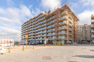 Situé dans la recherchée Résidence Den Oever, cet appartement traversant d’exception offre des vues spectaculaires des deux côtés.À l’avant, vous...