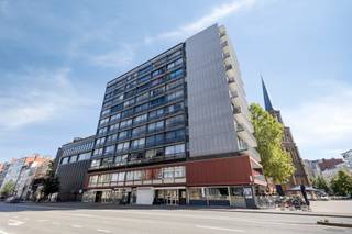 <p>Looking for a move-in-ready studio in bustling Antwerp? Ideal as an investment or a starter home!</p><p> </p><p>At Plantin en Moretuslei 8, you’ll find a pleasant home where comfort and a central location go hand in hand. A place that feels like home right away—just give it a little refresh and decorate it entirely to your own taste!</p><p>This 49 m² studio has a functional layout and offers everything you need.</p><p>The spacious living area creates a peaceful atmosphere, with the option to carve out a secluded corner to unwind. There’s also an open kitchen, keeping you connected to the light-filled living space. Additionally, there’s a separate bathroom with a tub, sink, and washing machine hookup. The toilet is also separate, which is practical when you have guests.</p><p>The space is used efficiently, allowing you to make the most of every square meter.</p><p>The property could use some updating, which means that with a small investment, you can renovate it entirely to your liking. Ideal for anyone looking for their first home, an investment property, or a convenient pied-à-terre in the city.</p><p>The property is currently rented out for 770 euros per month.</p><p>Highlights:</p><p>- 318 euros per quarter in common area fees, including heating and hot water!</p><p>- EPC = B, NO renovation required!</p><p>- Beautiful view of the church;</p><p>- Electrical system is up to code.</p><p> </p><p>The location on Plantin and Moretuslei is a real asset: you’re right in the heart of vibrant Antwerp, with shops, restaurants, and public transportation within walking distance. The access roads to the ring road and the city center are also nearby, making it easy to reach both the city and the surrounding municipalities.</p><p>Convinced? Schedule your visit through our website!</p>
