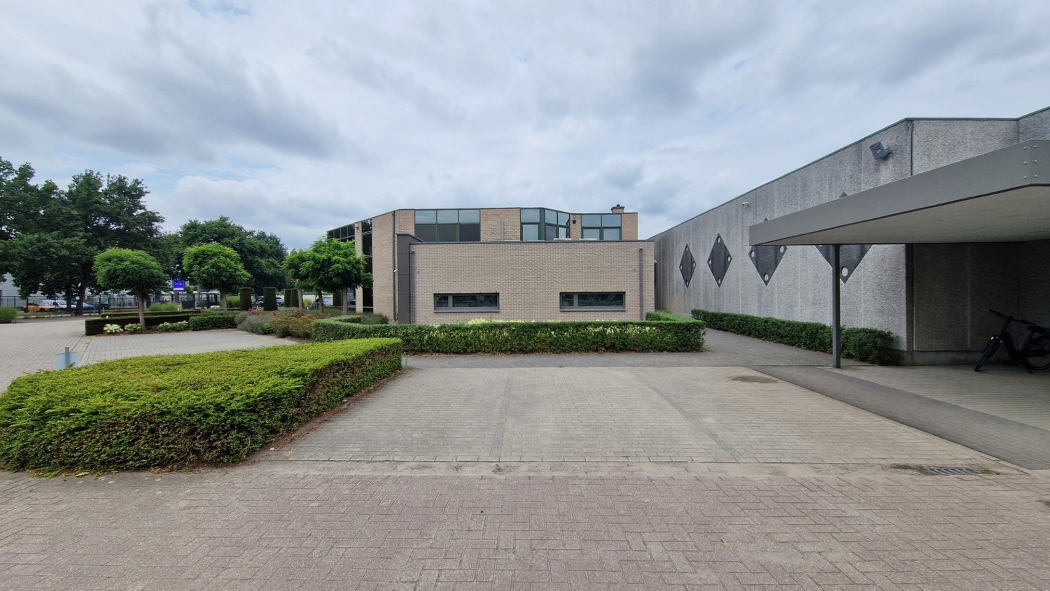 Kantoorruimtes met sanitair, kitchenette en parkeerplaatsen - foto 4