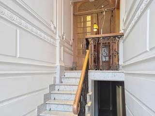 Deze prachtige kantoorruimtes te huur bevinden zich in een kleinschalig, maar bijzonder karaktervol businesscenter in Gent. De hoge plafonds en...