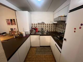 <p><span>Knus te renoveren studio (35 m²) met slaaphoek op een toplocatie in de Europese wijk. Gelegen aan de rustige achterzijde van het gebouw. Inkom met vestiaire en apart toilet. Leefruimte met semi-open keuken. Badkamer met bad en lavabomeubel. Slaaphoek met kast afgescheiden. Super goede ligging, kortbij Schuman en de Europese instellingen, het openbaar vervoer, de Squares en winkels.</span></p><p><span> </span></p>