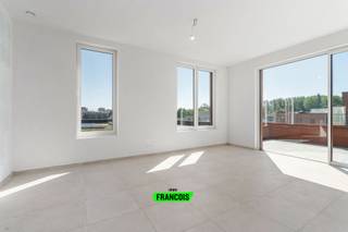 In het stijlvolle nieuwbouwproject Eilandpark te Sint-Lievens-Houtem, op wandelafstand van het centrum, bevindt zich deze exclusieve en hoogwaardig afgewerkte penthouse. Dankzij de combinatie van ruimte, lichtinval, duurzame materialen en hedendaags wooncomfort vormt deze eigendom een unieke opportuniteit voor wie op zoek is naar luxueus wonen op een rustige doch centrale locatie. Bij het betreden van de penthouse komt u terecht in de ruime inkomhal, waar voldoende plaats voorzien is voor een vestiaire. Verder beschikt de inkomhal over een gastentoilet en geeft deze toegang tot de verschillende leefruimtes. De zon- en lichtovergoten leefruimte vormt zonder twijfel het hart van het appartement. Dankzij de grote raampartijen geniet u hier van een uitzonderlijk ruimtegevoel en een overvloed aan natuurlijk licht. De open keuken sluit naadloos aan op de leefruimte en werd afgewerkt met duurzame en kwalitatieve materialen, volledig in lijn met het luxueuze karakter van de penthouse. Het ruime terras vormt een directe verlenging van de leefruimte en creëert een aangename buitenbeleving waar u in alle rust kan genieten van de zon en het open gevoel. Verder beschikt de penthouse over twee volwaardige slaapkamers, een ruim ingerichte badkamer, een praktische technische berging en een afzonderlijke stockageberging, wat zorgt voor extra comfort en opslagmogelijkheden. De penthouse wordt bovendien volledig geschilderd en voorzien van gordijnen, waardoor deze quasi instapklaar wordt opgeleverd. Ook op technisch vlak voldoet deze eigendom aan alle hedendaagse normen en technieken, wat resulteert in energiezuinig en toekomstgericht wonen. Bij de penthouse dient verplicht een ondergrondse autostaanplaats aangekocht te worden.<br /><br />De prijs wordt opgesplitst in een grondwaarde (onderhevig aan registratierechten) en een constructiewaarde (onderhevig aan 21% btw). De vermelde prijs is exclusief aankoopkosten en exclusief de aankoop van de parkeerplaats.<br /><br />Deze exclusieve penthouse combineert luxueus wooncomfort, hoogwaardige afwerking en een uitstekende ligging, en vormt daardoor een absolute topper binnen het project Eilandpark<br /><br />