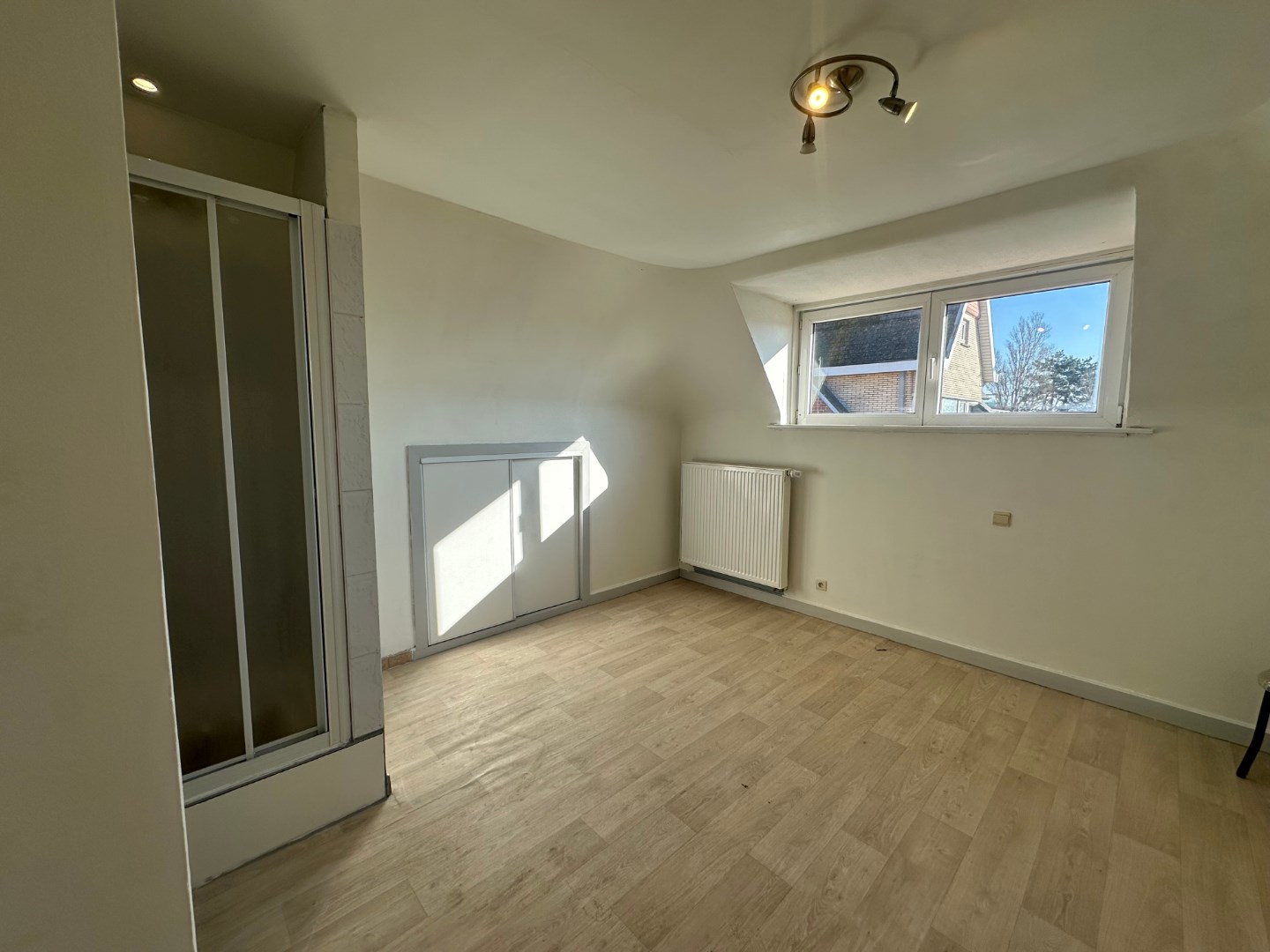 Te renoveren appartement met 1 ruime slaapkamer en mogelijkheid tot aankoop garage in gebouw - foto 4