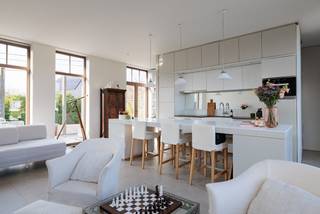 <strong>Exclusieve woning met privé-aanlegsteiger aan de Leie te St-Martens-Latem – Wonen alsof u elke dag op vakantie bent</strong><br /><br /><strong>Huurprijs</strong>: € 2.850/maand - <strong>Onmiddellijk beschikbaar</strong><br /><br />Wonen op een van de mooiste locaties van Sint-Martens-Latem? Deze uitzonderlijk luxueuze woning biedt een ongeëvenaarde woonbeleving op een unieke ligging langs de Leie. Met een eigen aanlegsteiger, meerdere zonovergoten terrassen voor- en achteraan en een adembenemend uitzicht geniet u hier elke dag van een permanent vakantiegevoel. De woning bevindt zich op een uiterst rustige locatie, vlak bij het pittoreske Baarleveer, en combineert absolute privacy met een uitstekende bereikbaarheid.<br />Dankzij de grote raampartijen baadt de woning de hele dag in het natuurlijke licht. Bovendien werd ze uitgerust met alle hedendaagse comfort en duurzame technieken, waaronder <strong>10 zonnepanelen, een warmtepomp, vloerverwarming, airconditioning</strong> en een <strong>laadstation voor een elektrische wagen</strong>.<br /><br /><strong>Indeling</strong><br /><strong>Gelijkvloers</strong>
<ul>
<li><span>Lichtrijke leefruimte met gezellige houtkachel en prachtig zicht op de Leie</span></li>
<li><span>Moderne, volledig ingerichte keuken met kwalitatieve inbouwtoestellen en een centraal keukeneiland, de ideale plek om gezellig te ontbijten, lunchen of dineren</span></li>
<li><span>Slaapkamer met stijlvolle maatwerkkasten en een geïntegreerd bureau</span></li>
<li><span>Badkamer</span></li>
<li><span>Praktische berging</span></li>
<li><span>Vestiaire met ingemaakte kasten</span></li>
</ul>
<strong>Verdieping</strong>
<ul>
<li><span>Royale master bedroom van ca. 26 m²</span></li>
<li><span>Badkamer met lavabo, douche en toilet</span></li>
<li><span>Polyvalente kamer van ca. 24 m², ideaal als bureau, hobbyruimte of logeerkamer, voorzien van een ingemaakte kastenwand</span></li>
</ul>
<strong>Extra troeven</strong>
<ul>
<li><span>Unieke ligging aan de Leie - Eigen privé-aanlegsteiger</span></li>
<li><span>Meerdere terrassen voor- en achteraan</span></li>
<li><span>Zeer rustig, zonnig en uitzonderlijk lichtrijk</span></li>
<li><span>Luxueuze afwerking met hoogwaardige materialen</span></li>
<li><span>Warmtepomp</span></li>
<li><span>Vloerverwarming</span></li>
<li><span>Airconditioning</span></li>
<li><span>10 zonnepanelen</span></li>
<li><span>Wandlaadstation voor elektrische wagen</span></li>
</ul>
Een woning als deze komt slechts uitzonderlijk op de huurmarkt. Hier woont u in alle rust, omringd door natuur en water, zonder in te boeten aan luxe of comfort. Wie hier woont, waant zich werkelijk <strong>elke dag op vakantie</strong>.<br /><br /><strong>Interesse?</strong><br />Voor meer informatie of een bezoek ter plaatse kunt u contact opnemen via <strong>tine@tvevastgoed.be</strong> of telefonisch via <strong>0474 97 00 22</strong>.<br />