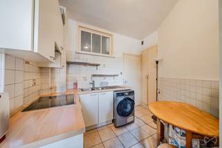 <p><strong>We Invest a le plaisir de vous proposer ce rez-de-chaussée à rafraîchir, situé Boulevard du Jubilé 65 à Bruxelles.</strong></p>
<p>Ce bien représente une opportunité rare sur le marché, tant pour un investissement locatif que pour une première acquisition. Il est actuellement loué dans le cadre d’un bail de longue durée, offrant ainsi une rentabilité immédiate et une sécurité locative.</p>
<p>L’appartement, d’une superficie de 59 m² habitables, se compose comme suit : un hall d’entrée desservant un vaste séjour de 24 m² lumineux et bien agencé, une cuisine séparée de 9 m² avec un accès direct à un balcon de 3 m², une chambre confortable de 14 m², une salle de bain avec baignoire (3 m²) et un WC séparé.</p>
<p>Ce bien dispose également d'une cave privative, idéale pour le stockage, ainsi que d’une chambre de bonne située à l’étage, pouvant servir de pièce d’appoint, d’espace bureau ou de rangement supplémentaire.</p>
<p>Situé au Boulevard du Jubilé, l’appartement bénéficie d’un environnement urbain dynamique tout en conservant une atmosphère résidentielle agréable. Les commerces, les transports en commun et les écoles se trouvent à proximité directe, facilitant la vie quotidienne.</p>
<p>Des travaux de rafraîchissement sont à prévoir, permettant au futur acquéreur de personnaliser les lieux selon ses envies ou d’optimiser le rendement locatif.</p>
<p>Pour toute information complémentaire ou organiser une visite, n’hésitez pas à nous contacter.</p>