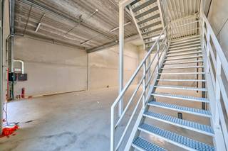 <p>KMO-unit te koop Genk - BEDRIJVENPARK KOMPELLAAN<br /><br />Bedrijvenpark Kompellaan: 21 moderne KMO-units langsheen de Kompellaan in Genk. Dit complex biedt kleine en middelgrote ondernemingen de perfecte plek om te starten, groeien en te innoveren. De unit 12 heeft een totaaloppervlakte van 254m² en beschikt over 2 parkeerplaatsen. De unit wordt casco opgeleverd.<br /><br />KMO-Unit 12<br />- oppervlakte: 200m² gelijkvloers &amp; 54m² mezzanine<br />- staalstructuur met geïsoleerde wanden en dak<br />- sectionaalpoort 4mbr x 4,2m<br />- 2 privatieve parkeerplaatsen<br /><br />Voor meer info 011/39 90 50 of info@jansenrealestate.be<br />https://www.jansenrealestate.be/project-kompellaan/6190088/</p>