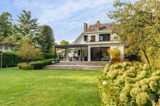 <p>In <strong>2019 gerenoveerde villa</strong> met <strong>schitterende tuin</strong> en nieuw <strong>overdekt zwembad </strong>op ca. 1.817 m²!<br />Deze villa beschikt over een <strong>praktijkruimte met aparte ingang!</strong><br /><br />De woning omvat in totaliteit 4 bouwlagen, waaronder:<br />1. Een leef kelder<br />2. Een gelijkvloerse verdieping met gastentoilet, handenwasser, vestiaire, woonkamer, eethoek, leefkeuken, praktijkruimte, tuinkamer en ontbijthoek<br />3. Een eerste verdieping met masterbedroom, 2 extra slaapkamers en badkamer<br />4. Een zolder <br /><br />Voorzieningen op de gelijkvloerse verdieping:<br />- <strong>Inkomhal met gastentoilet</strong>, handenwasser en <strong>vestiaire</strong><br />- <strong>Woonkamer op parket </strong>met <strong>prachtige gashaard</strong> en onbelemmerd zicht op de achtergelegen tuin met deels<strong> overdekt zonneterras</strong>!<br />- <strong>Living</strong><br />- <strong>Eethoek</strong><br />- <strong>Ruime en lichtrijke leefkeuken</strong> voorzien van toestellen<br />- <strong>Tuinkamer</strong> <br />- <strong>Ontbijthoek</strong><br /><br />Voorzieningen op de eerste verdieping:<br />- <strong>Centrale nachthal</strong><br />- <strong>3 slaapkamers</strong>, de oppervlakten van de slaapkamers bedragen:<br /><strong>Masterbedroom</strong>: ca. 39 m² deze kamer is voorzien van <strong>ingemaakte kasten</strong><br />Slaapkamer 2: ca. 23 m²<br />Slaapkamer 3: ca. 16 m²</p>
<p>Bijzonderheden:<br />- <strong>Praktijkruimte met eigen ingang</strong><br />- <strong>Leefkelder (ca. 55 m²!)</strong><br />- <strong>Overdekt zwembad</strong></p>
<p>Ligging van deze woning:<br />Dit huis is gelegen aan het <strong>centrum van Kapellen</strong> vlakbij alle <strong>winkels en horeca! </strong><br />Verder geniet u van een <strong>vlotte bereikbaarheid</strong> en een <strong>uitstekende verbinding naar scholen</strong> en het <strong>park van Kapellen. </strong>Wat betreft de directe omgeving, bevindt u zich:<br />- Op <strong>veilige wandel- en fietsafstand</strong> van scholen.<br />- In de <strong>onmiddellijke nabijheid</strong> van <strong>openbaar vervoer</strong> en invalswegen!</p>