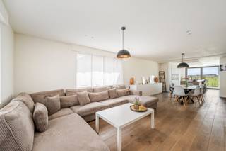 - Instapklare, halfopen woning<br />- Ideale ligging: Overheulestraat 309 in Moorsele<br />- Lichtrijke leefruimte met open keuken en handige berging<br />- 3 slaapkamers, 4 slaapkamers mogelijk<br />- Zolderruimte op de eerste verdieping + zolder met zoldertrap<br />- Ruime badkamer met dubbele wastafel, ligbad en inloopdouche<br />- Dressing<br />- Inpandige garage met wasruimte en oprit voor 4 wagens<br />- Tuin met gedeeltelijk overdekt terras<br />- Bijgebouw met extra berging en polyvalente ruimte <br />- Uitstekend EPC: label B, 174 kWh/m²/jaar (UC: 3872549)<br />- Conforme elektriciteit <br />- 10 zonnepanelen en laadpaal<br />- 2 regenwaterputten van elk 4.000 liter<br />- Richtprijs: € 395.000
