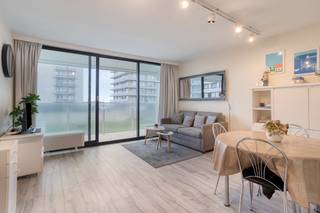 Zoekt u een volledig instapklare studio met een onovertroffen ligging? Ontdek dit pareltje langs de Dynastielaan, direct aan het strand, met een breed terras en spectaculair frontaal zeezicht! De studio is onmiddellijk instapklaar en is een ideale investering, aangezien het pand momenteel verhuurd is.<br />De indeling is optimaal benut:
<ul>
<li>Ruime woonkamer met eethoek en een op een erg subtiele manier geïntegreerde slaapruimte.</li>
<li>Aparte, gerieflijke keuken</li>
<li>Badkamer met inloopdouche, lavabo en toilet.</li>
<li>Breed terras dat u trakteert op een fenomenaal frontaal zeezicht! (Ideaal voor een tafel en ligstoelen).</li>
</ul>
Dit appartement is gelegen in een gebouw met geen grote gemeenschappelijke kosten, wat bijdraagt aan de aantrekkelijkheid als investering of tweede verblijf.<br /><br /><strong><u>TROEVEN:</u></strong>
<ul>
<li>Frontaal zeezicht en direct aan de zeedijk</li>
<li>Volledig instapklaar en onmiddellijk te betrekken</li>
<li>Breed terras met ruimte voor meubilair</li>
<li>Geen grote gemeenschappelijke kosten</li>
<li>Geïntegreerde slaapruimte en aparte, gerieflijke keuken</li>
</ul>