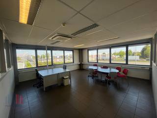 Deze kantoorruimte profiteert van een topligging met maximale visibiliteit langs de N60. De locatie biedt een vlotte verbinding richting Gent, Oudenaarde, Kortrijk en bovendien ligt het pand op slechts enkele minuten van de E17, wat zorgt voor een uitstekende bereikbaarheid.<br /><br />Het instapklaar kantoor op het gelijkvloers heeft een oppervlakte van 96 m² en is praktisch ingedeeld met aparte bureauruimtes. Het gebouw beschikt verder over een volledig ingerichte keuken en meerdere vergaderzalen. Voor wie bijkomende opslagruimte nodig heeft, is er de mogelijkheid om extra stockruimte bij te huren. Ruime parkeergelegenheid op het terrein!<br /><br />Interesse? Contacteer PANORAMA B2B GENT KANTOREN voor meer informatie of een vrijblijvend bezoek via 09 225 09 02.