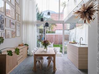 Prachtig gerenoveerde (Volt Architecten) interbellumwoning met vier slaapkamers, twee badkamers en zonnige stadstuin nabij de Bijloke.Voor meer...