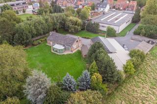 Century21 ImmoNero stelt voor UITZONDERLIJK VASTGOED, Ideaal voor zelfstandige, bestaande uit een vergunde loods van +/- 400m² + ruime bungalow op achtergelegen terrein van 4.435m²: via de privé oprij laan kom je op het volledig omheinde terrein met elektrische toegangspoort.Het terrein biedt vele parkeermogelijkheden en een loods/atelier van +/- 400m² en een bungalow van 1973 van 200m² Gelijkvloers + Zolderruimte van 110 m² waar nog 3 a 4 extra slaapkamers kunnen gemaakt worden. De woning bestaat uit: Ruime inkom met WC, Living 42m² met open haard, Ingerichte keuken van 12m² aansluitend aan prachtige tuinkamer met panoramisch zicht over de mooie tuin; 3 slaapkamers van 11.4m²; 13m² en 10.5 m² en een badkamer met WC. Wasplaats 8m² en een garage van 28m². De zolder is bereikbaar via een vaste trap!Gratis water via geboorde put. Het volledige domein is gelegen in Woongebied!meer info op: www.aarschotsestwg91.be
