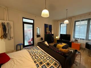 <p>Op een steenworp afstand van de Grote Markt, vlak bij het openbaar vervoer en winkels, gelegen in een recent en beveiligd complex: ruime studio van ±35 m² met een groot terras van ±10 m², woonkamer van ±27 m², volledig uitgeruste open keuken, doucheruimte. Raming van de kosten: 140 €/maand (warm water – verwarming – gemeenschappelijke ruimtes). EPB C-. Beschikbaar vanaf 01/10/2026. Afmetingen ter indicatie!</p>
<p><u>Op de begane grond</u>:</p>
<ul>
<li>Woonruimte van ±27 m² (4,83 x 5,6)</li>
<li>Volledig ingerichte open keuken (oven – magnetron – kookplaat – afzuigkap – koelkast/vriezer – vaatwasser)</li>
<li>Doucheruimte (douche – toilet – wastafel)</li>
<li>Terras van ±10 m²</li>
</ul>