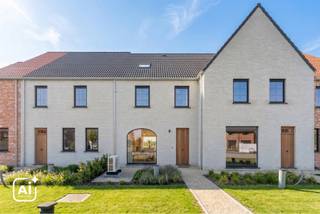 Deze gesloten nieuwbouwwoning met 4 slaapkamers is de inspiratiewoning van 't Cleygoed. Ze werd volledig afgewerkt en ingericht om je een realistisch beeld te geven van de ruimte, indeling en afwerkingsmogelijkheden binnen het project. De inspiratiewoning is momenteel niet te koop.
Benieuwd hoe het voelt om hier binnen te stappen? Kom vrijblijvend langs tijdens één van de opendeurmomenten en ontdek de woning in alle rust. Liever een persoonlijke rondleiding? Neem contact op met nieuwbouwadviseur Kristof voor een afspraak.