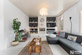 Appartement idéalement situé en plein cœur historique de Nieuport, à quelques pas de la Grand-Place et à quelques pas du quai, des transports en commun, des commerces, des restaurants, etc. L'appartement, dont la porte d'entrée se trouve dans la Hoogstraat, dispose d'un hall d'entrée spacieux. Au premier étage se trouvent un spacieux séjour baigné de lumière naturelle et offrant une vue imprenable sur l'église Notre-Dame, une cuisine séparée avec débarras, des toilettes, une chambre/bureau avec terrasse. Le deuxième étage comprend deux chambres spacieuses, dont une avec coin salon et dressing séparé, une salle de bains avec lavabo, baignoire/douche, toilettes et un grenier. L'appartement est actuellement loué.

Pas d'obligation de rénovation

Conforme à la norme amiante

Électricité conforme