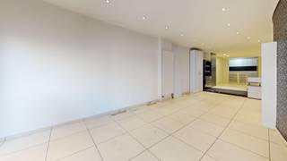 Propriété commerciale sur un emplacement commercial situé au centre de la place Van Bunnenplein et de la Kustlaan.<br />Il s'agit d'une propriété commerciale idéale (87m²) pour démarrer votre propre entreprise. Les possibilités sont infinies. La propriété bénéficie d'une salle de stockage spacieuse de 30m² au sous-sol. Il dispose d'une toilette et d'une kitchenette. Par l'escalier, vous avez accès au sous-sol qui peut être utilisé comme entrepôt. <br />Petite cour à l'arrière.<br />Si ce bien commercial vous intéresse, n'hésitez pas à nous contacter. Visites sur rendez-vous uniquement. <br />Réf : W1042