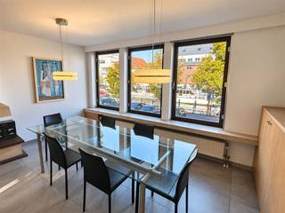 Wonen aan het water! Gemeubeld appartement.Via de centrale inkomhal met vestiaire komen we uit in de living met open keuken. Verder is er een WC, badkamer en 2 slaapkamers welke uitgeven op het terras.Gelegen in centrum Mechelen, nabij Vismarkt/Lamot site en jachthaven.