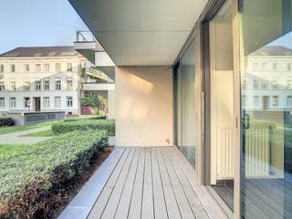 Cet appartement spacieux et lumineux avec 2 chambres et 2 terrasses de la résidence Artevelde Garden bénéficie d'un emplacement unique à proximité de Portus Ganda, de Sainte-Anne et du sud.Cette situation optimale vous offre de nombreux avantages. Le centre de Gand, accessible à pied, et la connexion facile à l'E17-E40.Disposition :Hall d'entrée - cuisine ouverte - salon - rangement - chambre 1 - chambre 2 - salle de bain - 2 terrasses - rangement au sous-solLes frais communs sont de 75,00 euros par mois et concernent les frais communs généraux.Disponible à partir du 01/02/2026.